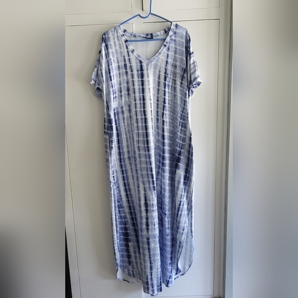 Huskary Dresses & Skirts - Blue & White Tie Dyed Maxi Dress